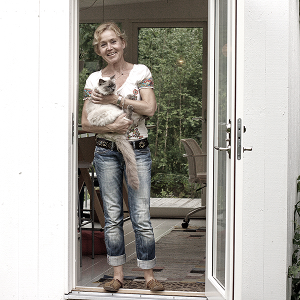 Anna staende framfor sin atelje