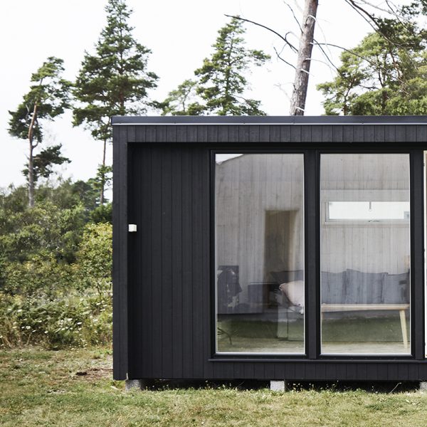 Attefallshus_svart_gotland_funkis