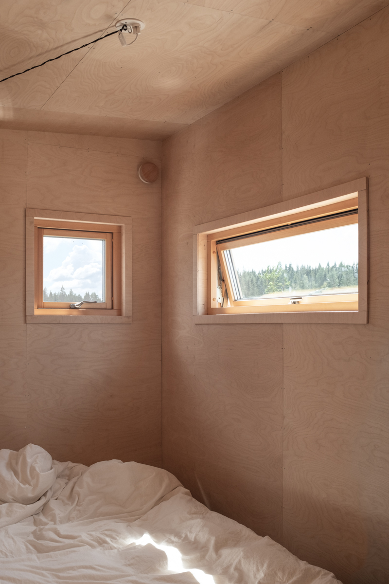 fritidshus med plywood inredning i sovrum