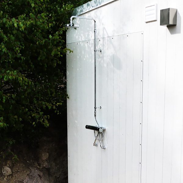 utedusch på kortsidan av huset