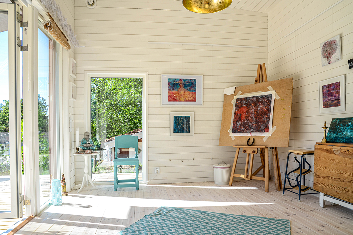 attefallshus loft med stora ljusinsläpp