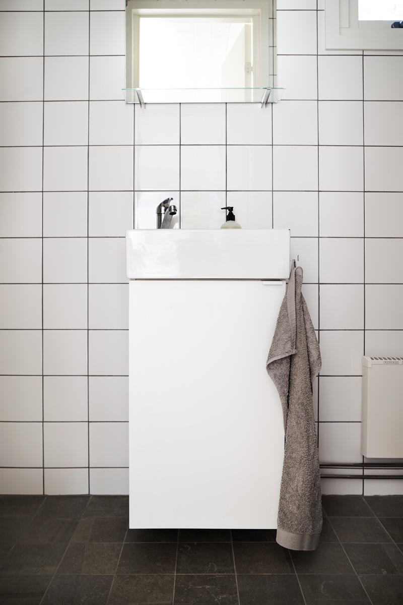 Attefallshus med ljust badrum i kakel och klinker.