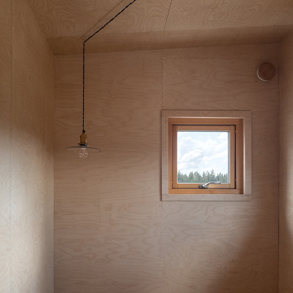 fritidshus 38 kvm el och plywoodväggar