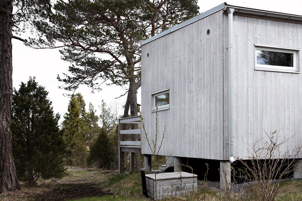 attefallshus 30 kvm baksida med träpanel och plåtdetaljer i aluzink