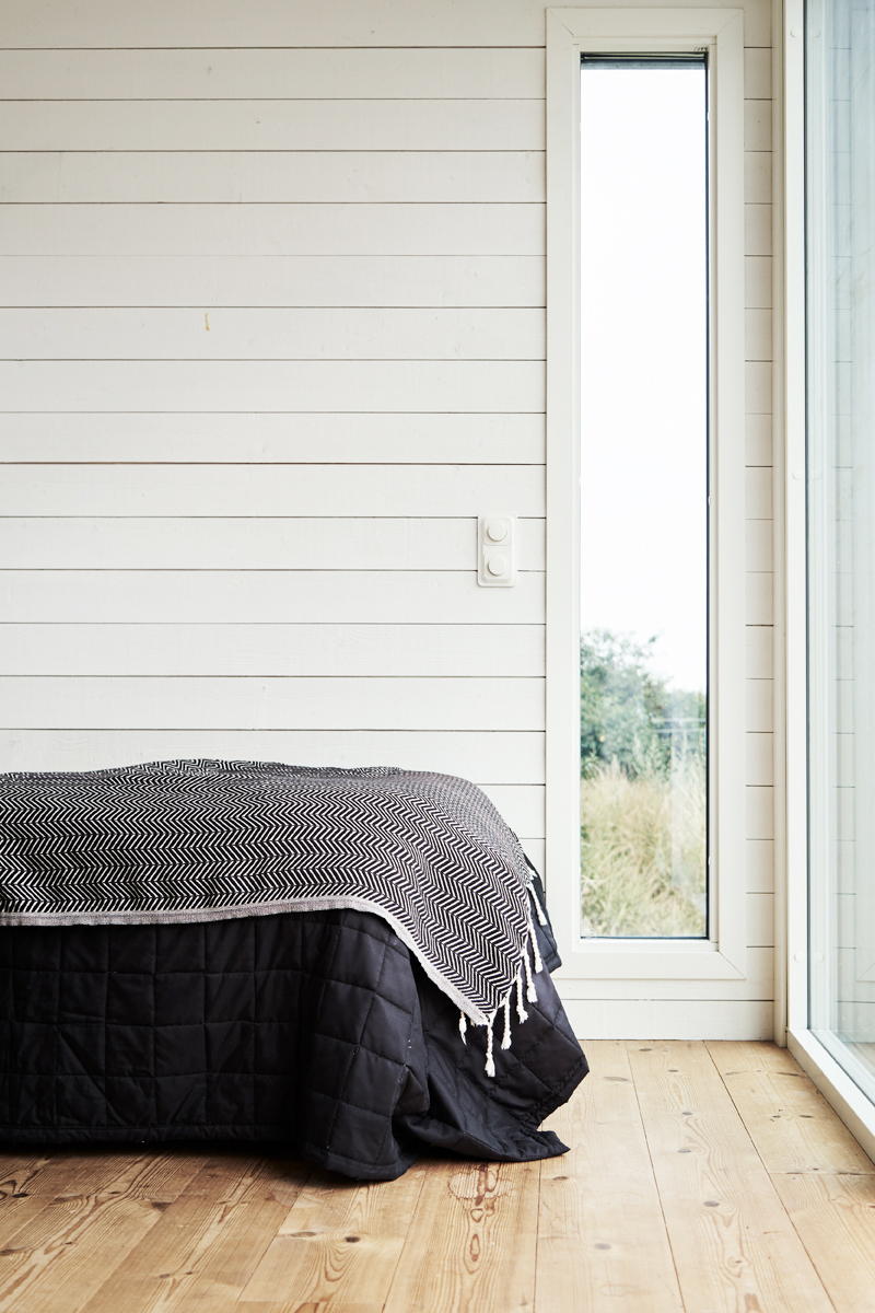 Attefallshus med massivt trä och vitmålad panel från Enkelrum