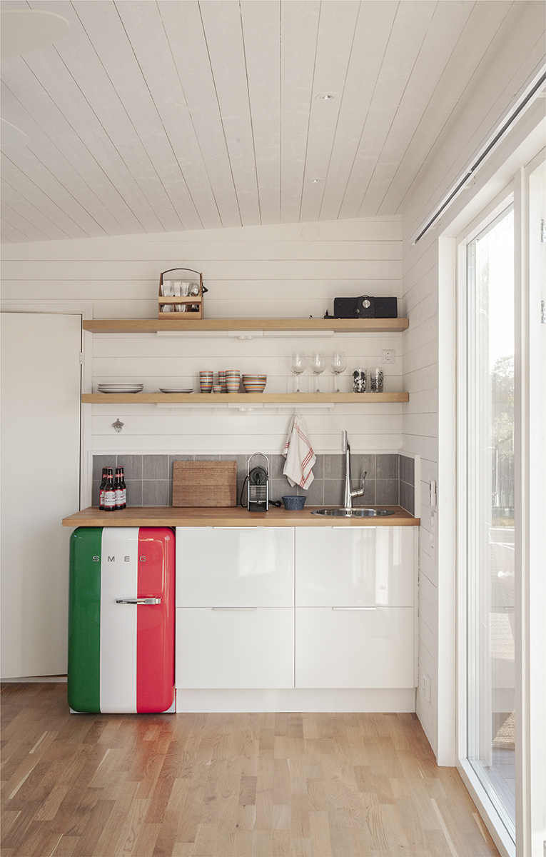 sommarhus inredning minikok med smeg