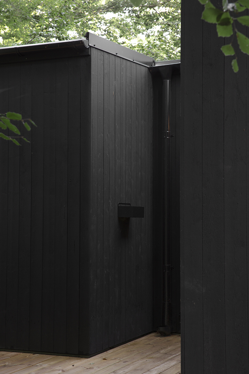 attefallstillbyggnad - detalj nest svart fasad