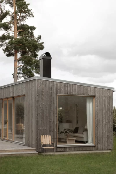 Modulhus 70 kvm, stort fönster på ena gaveln.