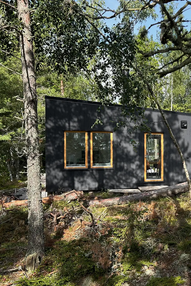 Fritidshus i vinkel på 62 kvm, beläget på Yxlan. Tillverkat av Enkelrum.